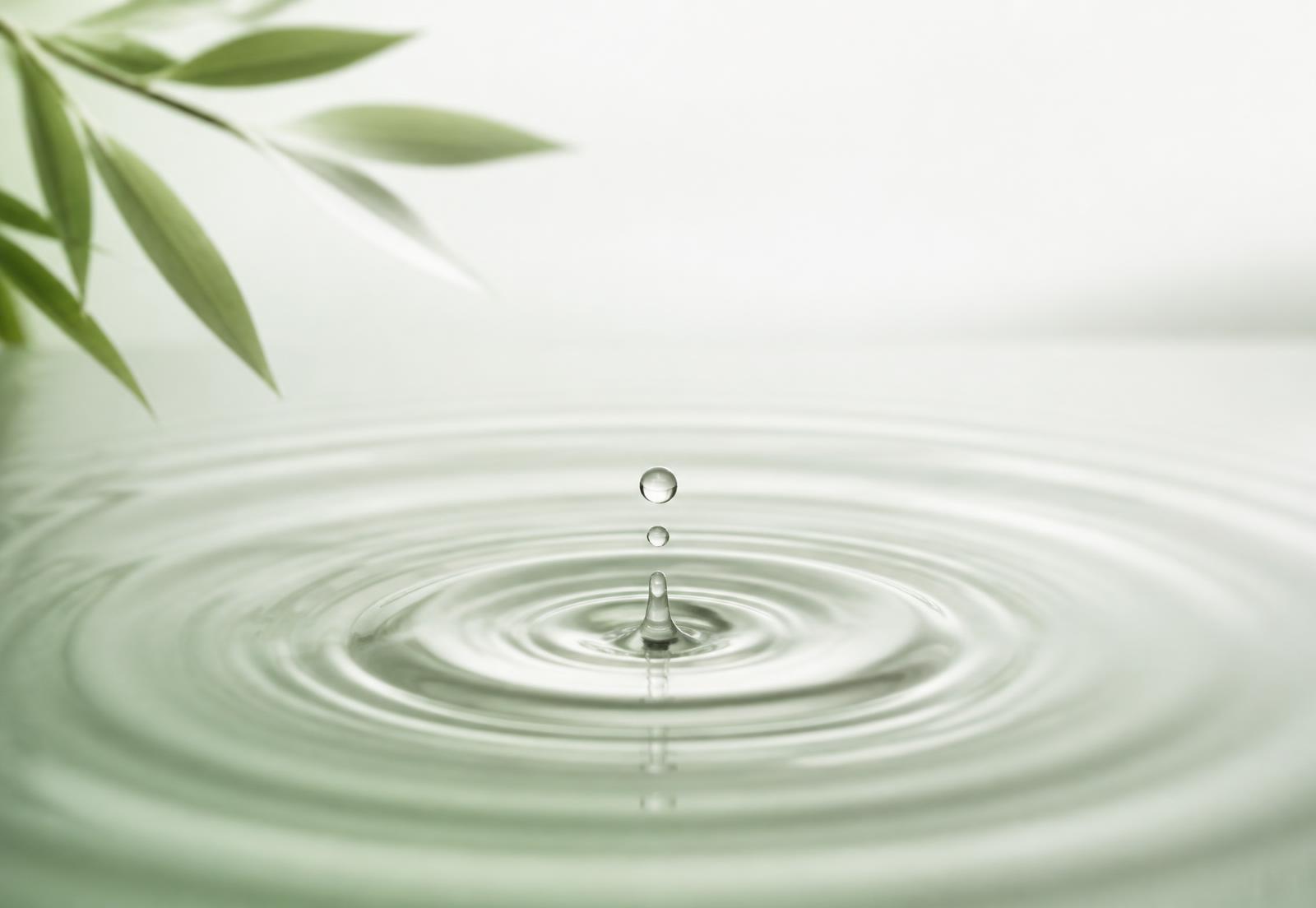 Goutte d’eau formant des ondulations concentriques
